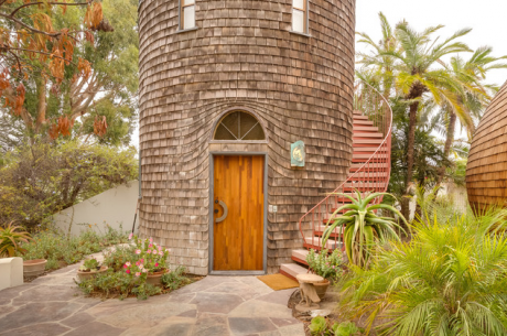 Cea mai frumoasă locuinţă de pe plajă. Cum arată "casa de pe valuri", construită în 1970