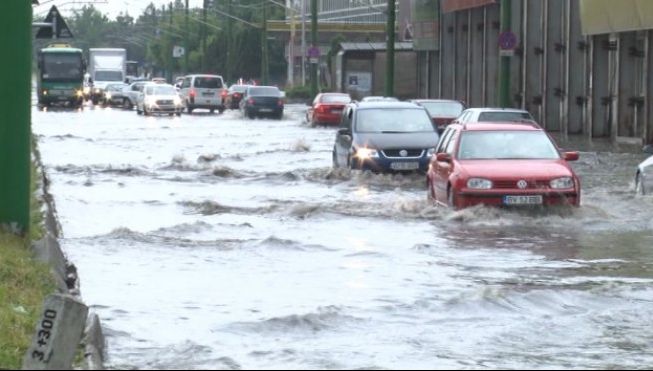 Furtuna face prăpăd în Prahova: gospodării inundate şi maşini BLOCATE pe carosabil