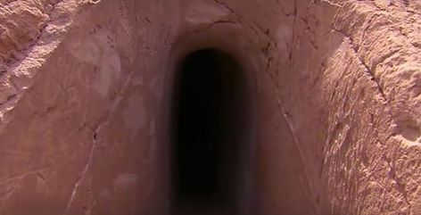 A găsit o peşteră în deşert.A intrat şi l-a descoperit: trăia acolo de 25 ani. ŞOC! Ce avea în jur