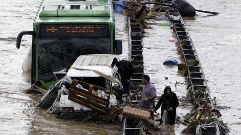 Furtună violentă la Istanbul: zece persoane au fost rănite şi traficul a fost paralizat