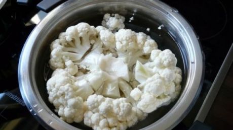 A tăiat o conopidă în bucăţi şi a rămas şocată când a văzut ce crescuse în ea