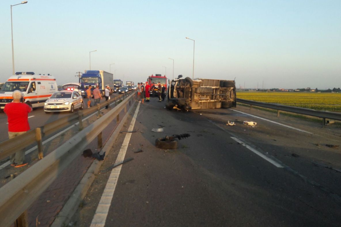 Accident SPECTACULOS în Prahova: 3 autovehicule s-au ciocnit! Imagini cu puternic impact emoțional