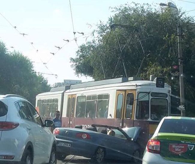 O mașină decapotabilă a fost "încălecată" de un tramvai, în Iași