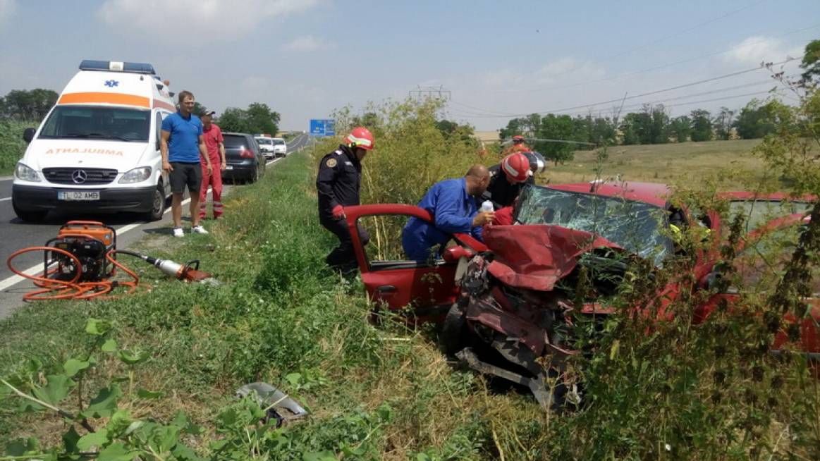 Groaznic accident în drum spre mare. Două mașini, făcute zob