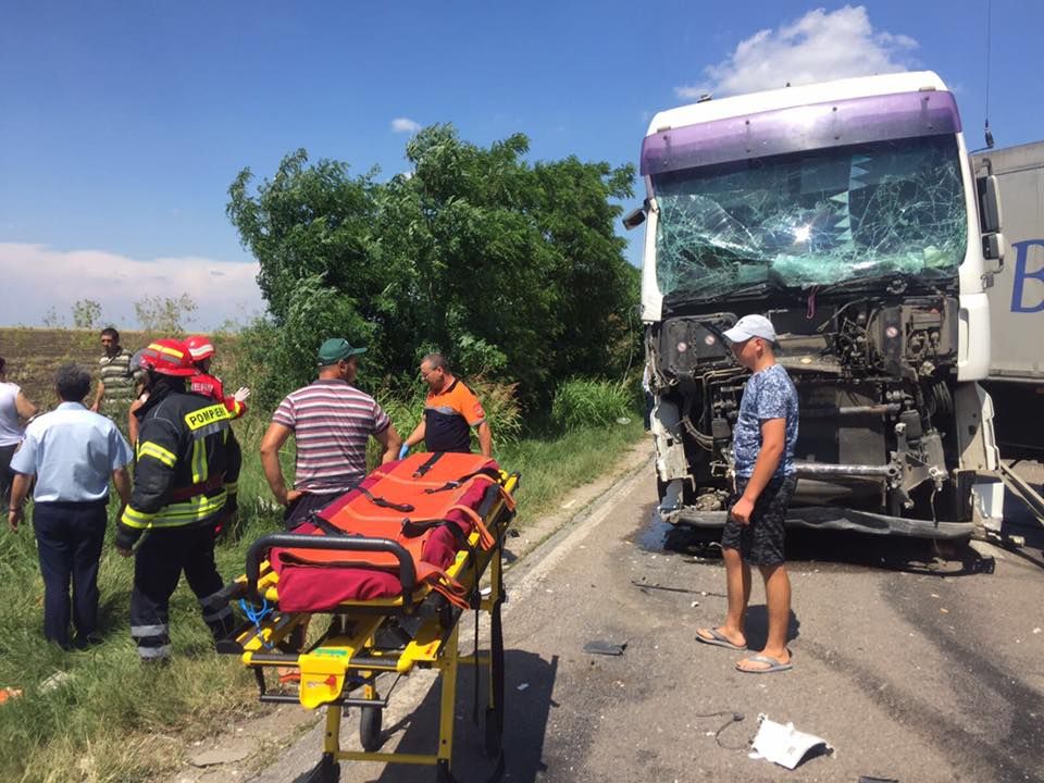 UPDATE. GRAV accident în Teleorman: un mort şi 16 răniţi