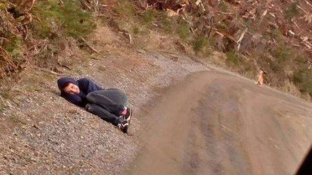 Ghemuită pe marginea șoselei, femeia cerea oamenilor să o lase în pace. Când au aflat motivul..