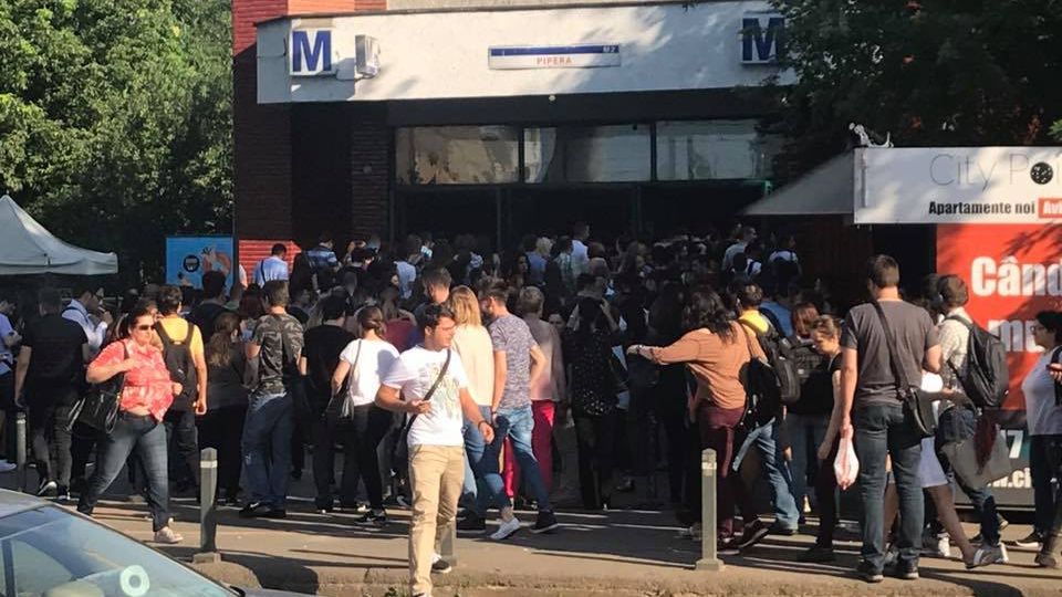 Cozi uriașe la stațiile de metrou după "marea modernizare" 