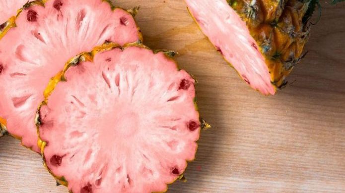 Ananasul roz, vedeta pe rafturile din magazine 