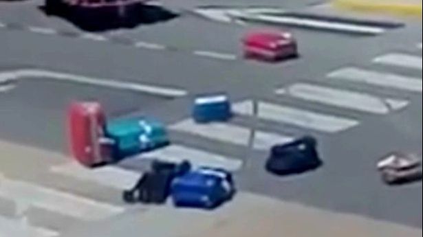 N-ai să crezi unde ajung bagajele tale după check-in. Imaginile filmate în aeroport te vor revolta 