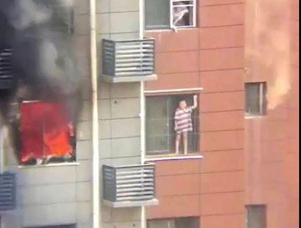 Un copil a ieşit pe geam la etajul 18 ca să scape din infernul care a cuprins blocul. Ce a urmat