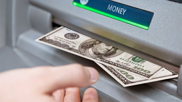 În loc de chitanță primeau bilețele cu mesaje disperate din bancomat.L-au deschis, cine era înăuntru