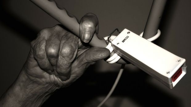 O bătrână își plimba câinele în parc și a văzut pe cineva în spate. După s-a trezit la SPITAL