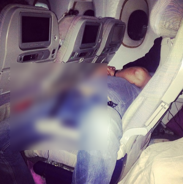 A băut 3 sticluțe de whisky în avion şi s-a îmbătat. Stewardesele s-au uitat mai bine la el, ŞOCANT!