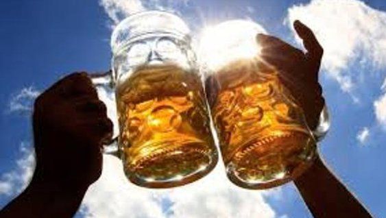 De ce este periculos să consumăm alcool şi băuturi carbogazoase pe timp de caniculă