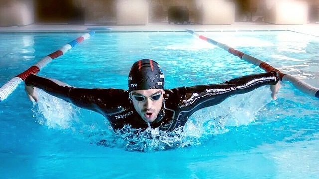 În cât timp învaţă o persoană să înoate?