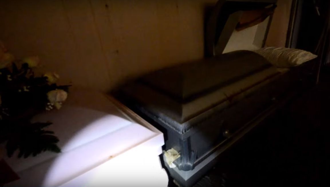 A intrat în casa mortuară abandonată. A auzit un zgomot. Când s-a uitat în sicriul vechi a înghețat
