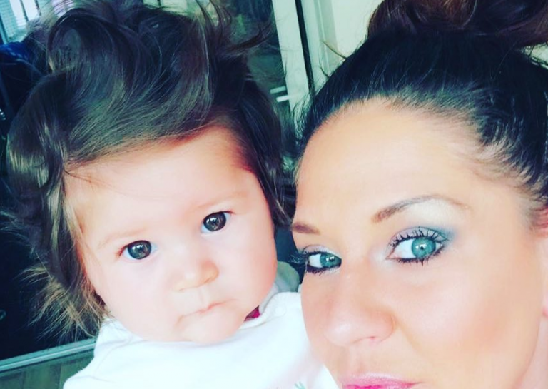 O fetiţă de 9 luni e vedetă pe internet - are părul atât de lung şi des, încât poate fi împletit