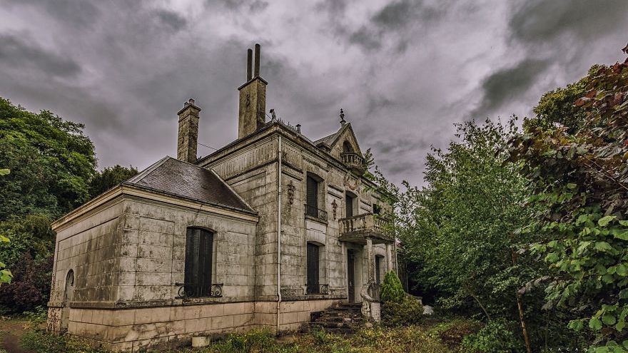 A găsit o casă părăsită în pădure şi s-a hotărât să intre! A avut un ŞOC când i-a trecut pragul