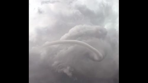 A început să filmeze un fenomen ciudat pe cer. La scurt timp a început DEZASTRUL