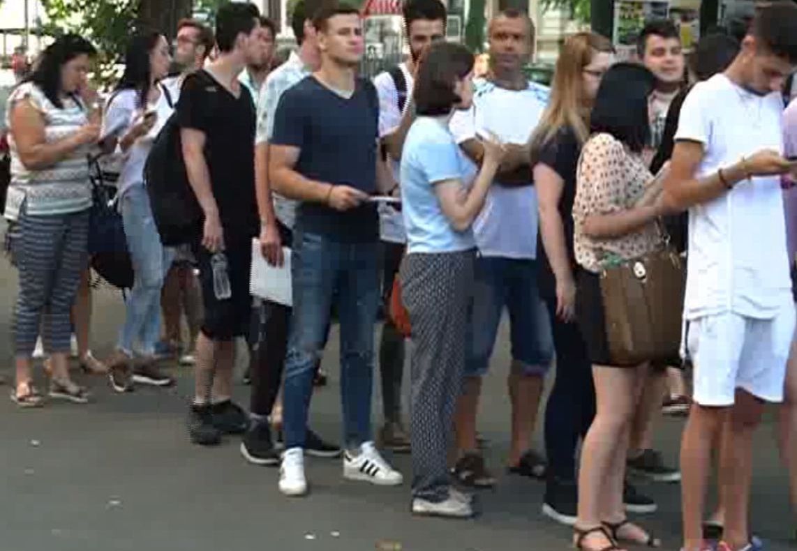 ADMITERE FACULTATE 2017. Au început înscrierile la ASE. Cozile s-au format de la 5 dimineața 