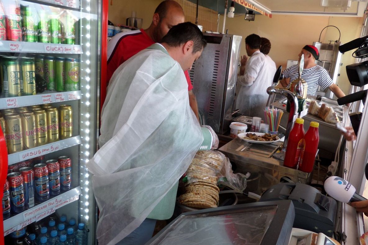 Alertă pe litoral! Agenţii economici de la Marea Neagră pun în pericol sănătatea clienţilor