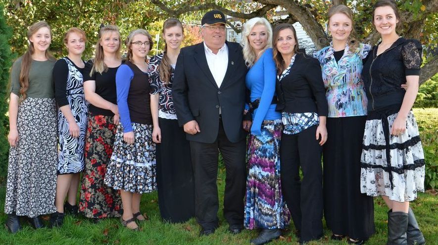 Harem într-o sectă religioasă. Un episcop a trăit cu 24 de femei și are 146 de copii