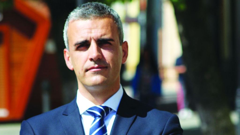 Un senator român a ajuns ȘOMER! Se zbate în sărăcie lucie, dar conduce o mașină de lux