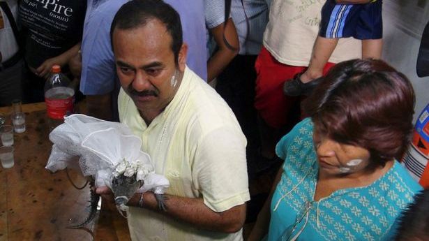 Inedit! Primarul unui oraş din Mexic s-a căsătorit cu un crocodil