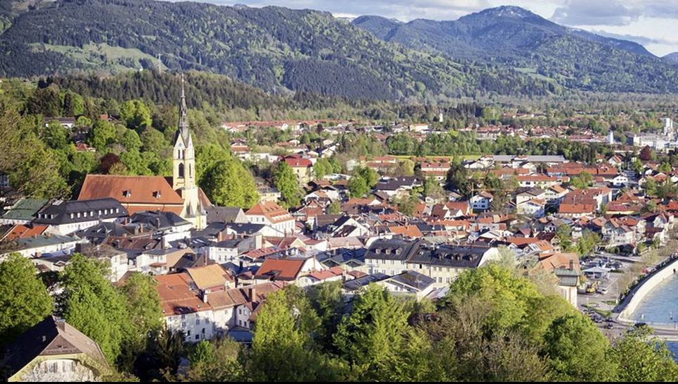 Au văzut un băiat stând pe stradă şi oferind bani străinilor. Motivul e TRAGIC!