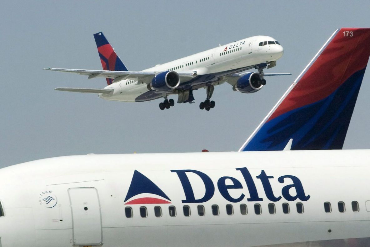 Alertă pe aeroport! Aeronavă forțată să aterizeze după ce un pasager a atacat membrii echipajului