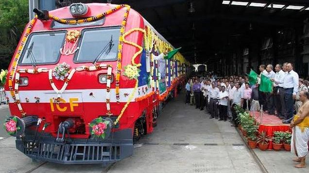 India lansează primul tren solar din lume. Invenția va reduce drastic consumul de combustibil fosil