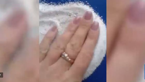 A cumpărat 10 kilograme de detergent. A rămas uluită când a deschis punga! Ce era în interior