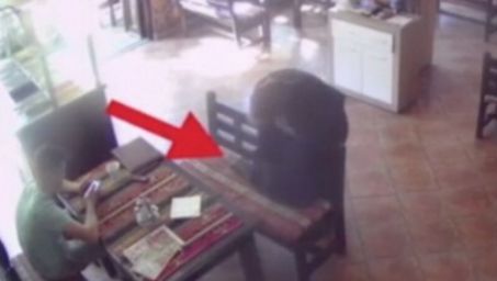 Incredibil! O bătrână nu a ținut cont de vârstă și a furat fără rușine dintr-un fast food