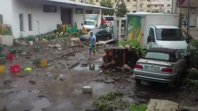 Rezervorul de apă al fabricii de conserve din Tecuci a cedat. 20 de maşini, o hală și anexe,avariate