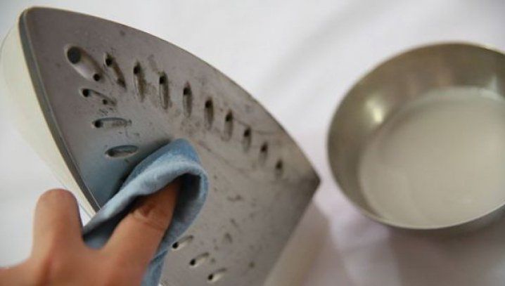 Cum cureţi rapid fierul de călcat. Ai nevoie doar de două ingrediente din bucătărie