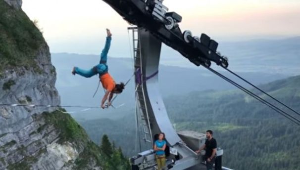 S-a urcat pe o telecabină și a făcut un gest ȘOCANT. A fost filmat în tot acest timp