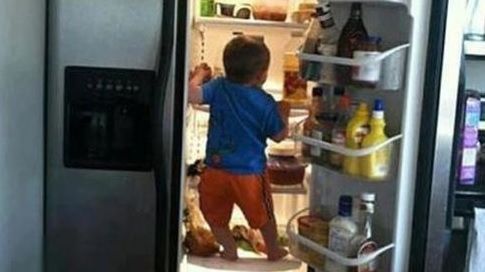 A pierdut bebeluşul prin casă. Mai rămăsese să caute doar în frigider. A deschis uşa şi... ŞOC!
