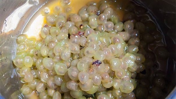 Cum ar arăta fructele dacă nu ar avea coajă? În cazul unora este de-a dreptul dezgustător