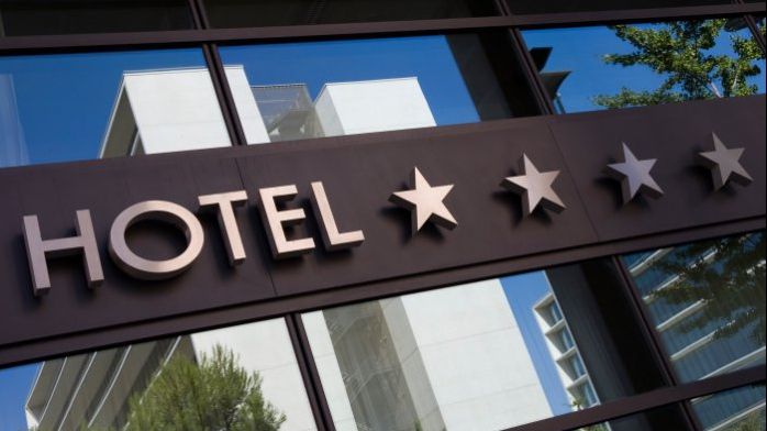 Ce uită românii în camerele de hotel: de la jucării sexuale la papagali și rochii de mireasă 