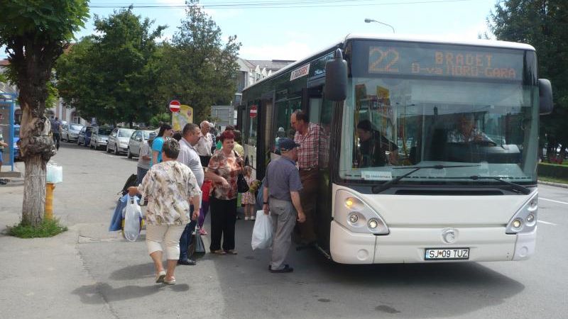 Bătrână de 80 de ani grav rănită, după ce a fost prinsă de uşile unui autobuz