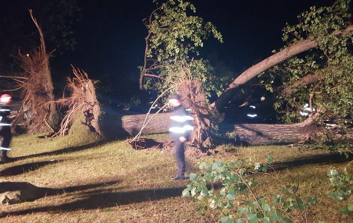 Plan roșu de urgență în Bihor, după o furtună puternică: un mort şi 16 răniţi