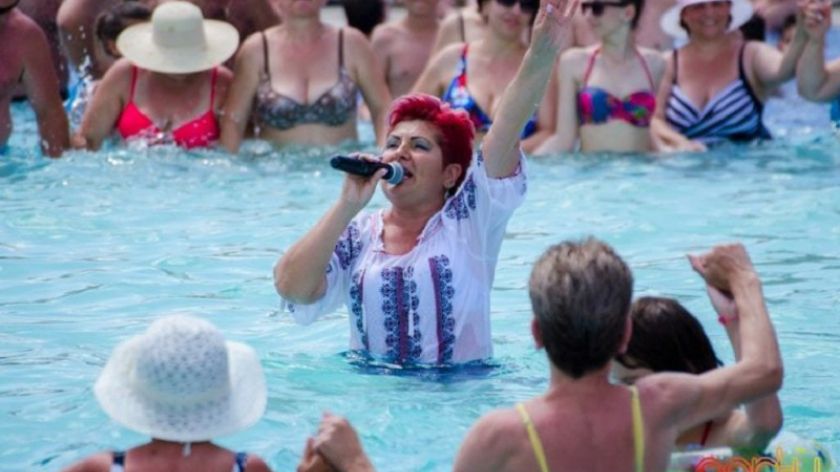 A intrat cu microfonul în piscină și a început să cânte! Ce a urmat o să te facă să râzi cu lacrimi