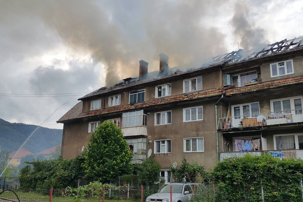 Incendiu violent într-un bloc din Piatra Neamţ. Imagini SPECTACULOASE - FOTO & VIDEO