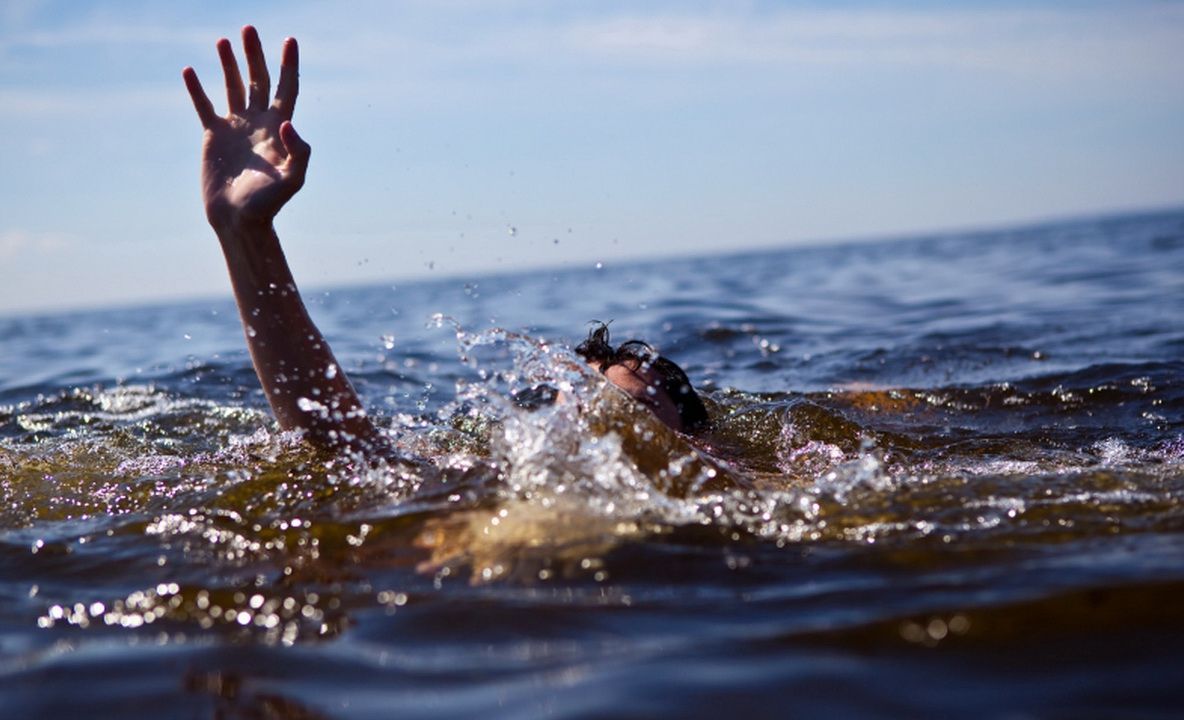 Fratele lui geamăn de 13 ani a fost înghiţit de ape. Descoperirea şocantă a poliţiştilor din Iaşi