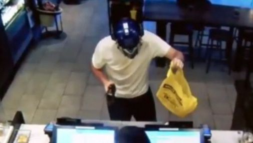 A intrat în magazin, a scos pistolul și a cerut toți banii. Ce s-a întâmplat după este UIMITOR