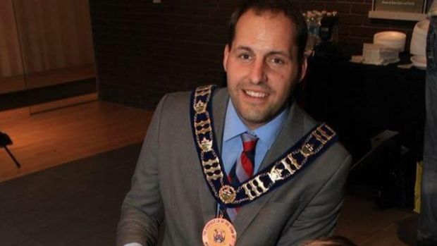 Au intrat în biroul primarului, dar au ÎNGHEŢAT când au descoperit ce ascundea în baie: E diabolic!