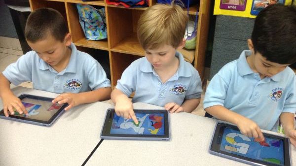 FBI avertizează părinții cu privire la riscurile de securitate ale jucăriilor conectate la Internet