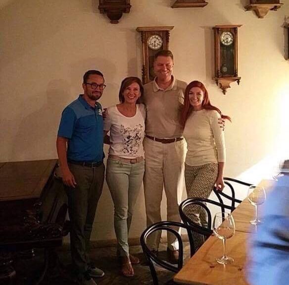 Klaus Iohannis, surprins într-un restaurant. A luat masa la Cluj 