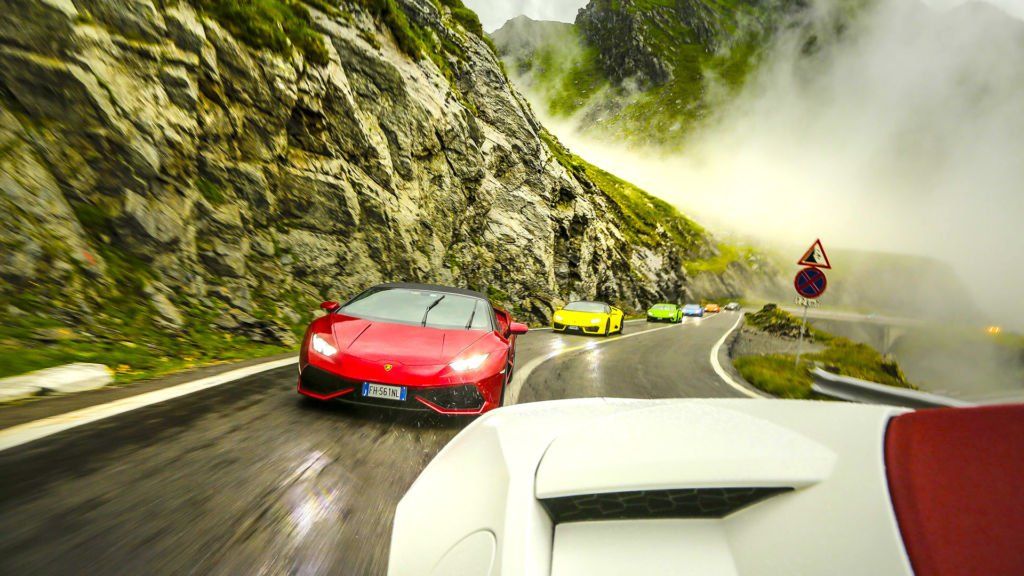 Imaginea VIRALĂ pe internet: trei bolizi de lux, în coloană după un tractor cu fân, în Sibiu