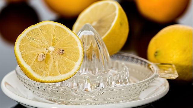 Ce se întâmplă dacă te dai cu lămâie pe piele. Vei face asta frecvent